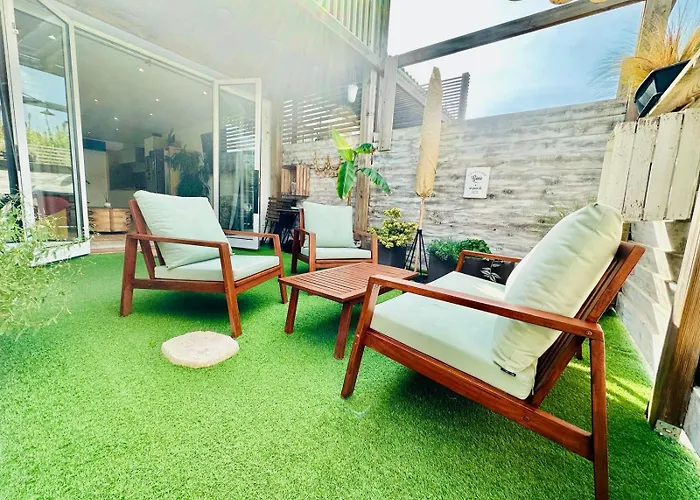 Atypique Ancien Hangar A Bateau