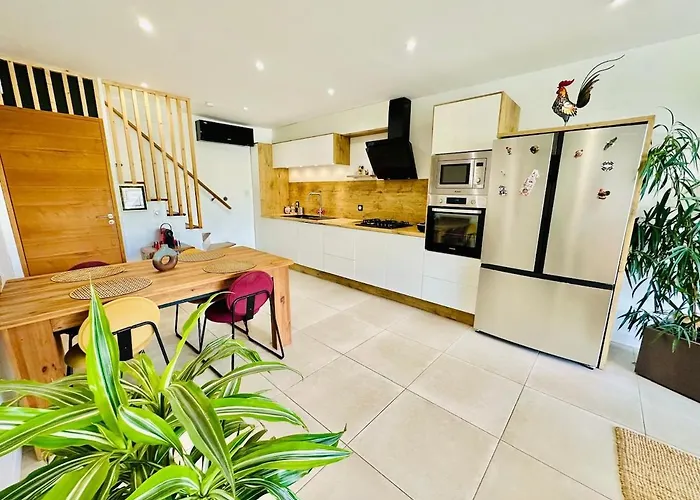 Atypique Ancien Hangar A Bateau Hyères